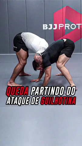 QUEDA partindo do ATAQUE de GUILHOTINA | LEIA A LEGENDA. Referência no jogo de quedas @henriquececonijj mostra nesse vídeo uma excelente queda partindo do ataque de guilhotina, pois ao defender a guilhotina o adversário fica exposto para outro ataque e dessa forma você pode caminhar para a lateral buscando o calcanhar e executando assim uma queda segura que te leva direto para uma situação de controle. Garanta o seu acesso ao MANUAL DE QUEDAS e comece hoje mesmo a estudar com @henriquececonijj na BJJPROTECH! Quer acelerar sua evolução estudando jiu-jitsu online? Acesse hoje mesmo nossa plataforma e venha fazer parte da nossa comunidade! Estude Jiu-jitsu! Estude com a @bjjprotech #bjj #bjjprotech #jiujitsu#nogi #submission #adcc #grappling #ibjjf #submission #ceconikmkz#jiujitsu #brazilianjiujitsu #bjjlifestyle #artesuave #blackbelt #cbjj #jiujitsu4life #nogi #submission