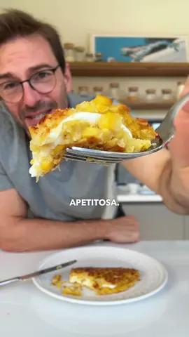 viralizando! Na verdade é uma receita típica que caiu nas graças da internet. Isso se chama Cachapa. É uma receita tradicional da Venezuela, parece uma panqueca rústica feita à base de milho verde. Já salva esse vídeo para não perder a receita! Ingredientes 1 ovo 400g de milho verde (2 xícaras) ¼ de xícara de farinha de milho ⅓ de xícara de leite ou bebida vegetal 1 de colher de chá de sal Opcional: queijo branco para rechear e manteiga para finalizar. 🔥Siga o passo a passo do vídeo para preparar. Se você curtiu, compartilhe essa receita com aquela pessoa que gosta de uma receita fácil e saudável. Marque o “@“ aqui nos comentários👇 #comidas #comida #receitafacil #receitasfaceis #receitaspraticas #receitapratica #receitas #receita #receitasfit #receitafit #receitasaudavel #receitassaudaveis #comidadeverdade #saudavel 