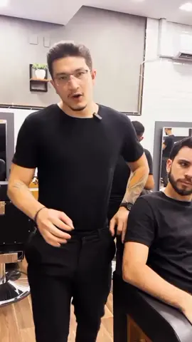 Gerir uma barbearia envolve mais do que simplesmente cortar cabelo e aparar barbas; é necessário um entendimento profundo de negócios, atendimento ao cliente e habilidades gerenciais para garantir o sucesso. A gestão eficaz de uma barbearia abrange várias áreas fundamentais, desde o ambiente de trabalho até o marketing, passando pela administração financeira e a construção de uma equipe eficiente. ✅💈🇧🇷💵 corre links na bio 🙅🏻‍♂️✅ #barbeariadaresenha #barbeariabrasil #barbe #instagram #viraltiktok #feed #viral #barbershop #barbearia #marketingdigital 