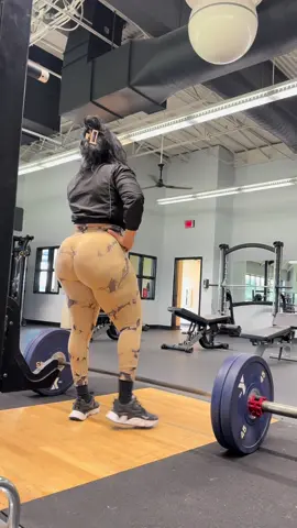 . . . #Fitness #fitnessmotivation #fitnesslife #fitnessjourney #gymshark #gymsharkwomen #gymsharktrain #gymlover #gymsharktrain #blackfitnessmotivation #blackfitness #houstonfitness #houstonfitnesstrainer #houstonfit 