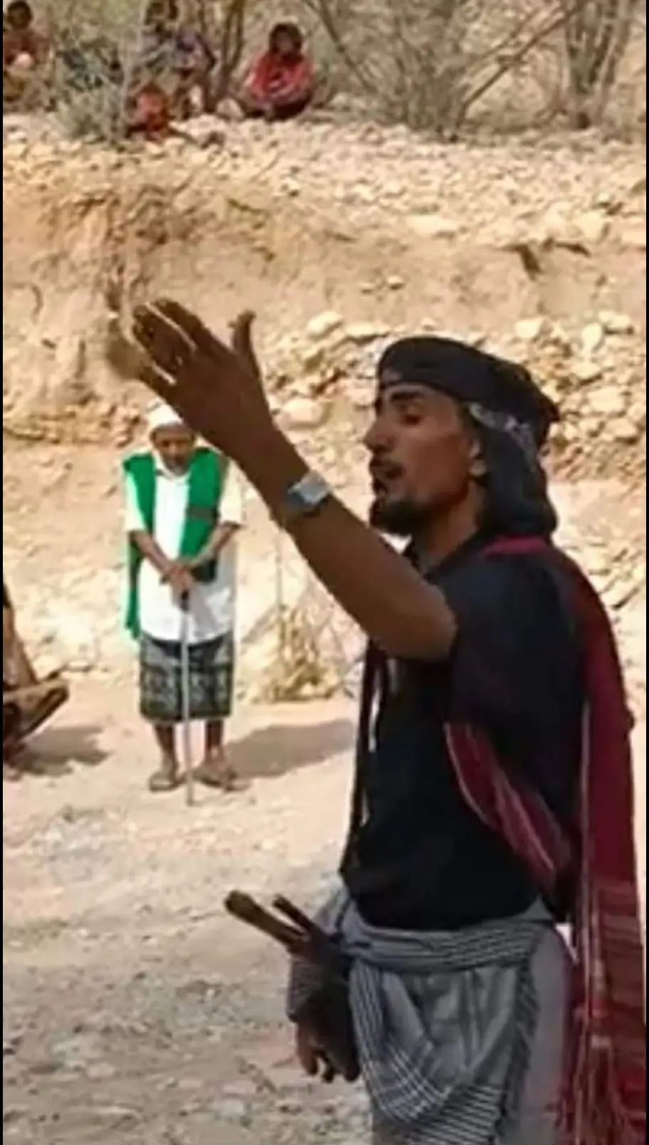 قصيدة قالها بعد إعدام صدام حسين المجيد الشاعر/ صالح محمد القميشي  قال صالح بن محمـد هـزت اريـاح العتيـة هزت و شبت حرقة يـا شتاتـي بالشتـات في صميم القلب شبت في العروق الداخليـة والله انه صوب دامي صاب قلبي والريـات في صبيحة عيد لضحى كانت الضربة قوية صوتها ضلا يفرقع في الجبـال الراسيـات في نهار السبت اوحاها على كبـدي شويـة يوم شفت الوعل الرجب في القيود الصعديات غمرتي ماهي قليلـة عالوعـول المربعيـة آآح يا مابي على مولى القـرون القاسيـات يا العيون ابكي بكى الأحرار واصحاب الحمية واحزني وابكي ليالي يا العيون الساهـرات تحزن الكوفة وتكريت احزنت والناصريـة واحزنت بغداد والبصرة ودجلـة والفـرات واحزن المركز وبا تحزن قـواه العسكريـة والمحاجي محزنه هي والحصون الحربيات واحزن الميدان واحزن ابوعجل والمدفعيـة والصواريـخ الثقيلـة محزنـه والطايـرات والسيوف البيض تحزن واحزنين امات طية واحزن الباروت لسود وحزنين الشاميـات والمكاتب والمدارس والصفـوف الجامعيـة واحزنت حتى البداوة في الخبوت الخاليـات وش تباني قول في صدام شخصيـة قويـة ما معي تعبير يكفي اوصفه زيـن الصفـات بن حسين الوعل الرجب يعجبك حل السرية يعجبك لا حن رعده من خريـع الروميـات يمتلـك قـوة ارادة لـه مواقف مبدئيـة ما تراجع عن قراره رغم كـل التضحيـات سيرته عالعز قامـت عالشـروع النومسيـة ماسلك درب الهيانـة مـا يجـي للهينـات زعزع اسرائيل مقباس البـلا راس العنيـة والله انه وعل شربة عالقلـوت الصافيـات ما كتم قول الحقيقـة كلمتـه كانـت بديـة قالها وبصوت عالـي والمكـاوي حاميـات قال تحيا القدس عاشت شامخة حـرة ابيـة عاشت الامة وعشتي يـا بـلاد الحريـات قالها حتى وهو يشرب على كـاس المنيـة ما دنت قمة شموخه في الحياة وفي الممـات فارق الدنيا وهو يضحك وفي صورة بهيـة بلغ الواجـب توفـى عالشـروع الوافيـات اشهد انة مات موت الاقويـا موتـة هنيـة زاده الله بالشهـادة شهـد وهلـل ومــات عاش حر ومات حر وعاد له بصمات حيـة باتظلي دوب حيـة فـي سجـل الذكريـات الجريمة ما بنا الا يوم ضحـو بـه ضحيـة والله انه عار وانـه مـن اشـد المنكـرات بعد هذا العار وش من فيد معنا فـي البقيـة ريت لا تبقى زعامة مال ابوها الا الفـوات شوهو اسم العروبة واصبحت كلمـة نحيـة شوهوها عطلوهـا مـن جميـع الناحيـات شي حياة بعز والعـن بـو عيشـة رديـة موتة خير من حياته من رضـي بالهينـات وختمها صلي على بو فاطمة خيـر البريـة يالله انصرنا وثبتنـا علـى قـول الثبـات #شبوة 