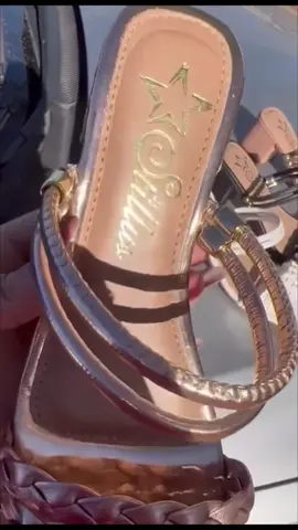 👠 Eleve seu estilo com a Sandália Stillus S60! Tiras trançadas, salto bloco médio e palmilha conforto. Perfeita para qualquer ocasião! Encontre a sua no link nos destaques. #ModaFeminina #Conforto #Estilo #SapatosFashion #SaltoBloco #LookPerfeito #Sandálias 