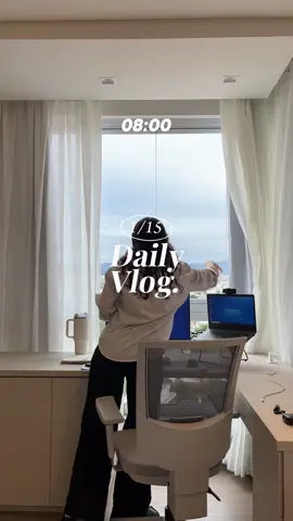 O primeiro vlog a gente nunca esquece! 🫶 Hoje compartilhei um recorte do meu dia a dia como Social Media do @O Novo Mercado 💘 #dailyvlog #dailyvlog #dailycorporate #homeoffice #socialmediamarketing #socialmediamanager 