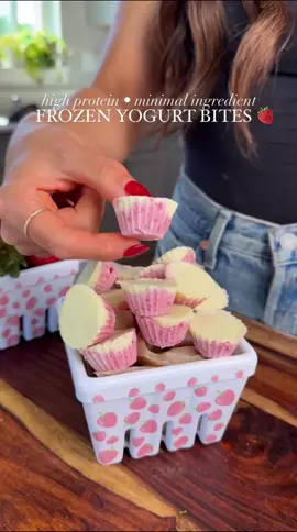 My viral yogurt bites but make em strawberry 🍓 Healthy snacks don’t have to suck or be difficult. These are my FAVE. just a few ingredients & a few minutes & you’ll have yourself the perfect sweet, tangy, refreshing summer treat ☺️  I use coconut yogurt, which I love for its probiotic benefits (great for your gut!), but you can also make them high protein by using Greek yogurt. They’re versatile (can be made dairy-free, etc) & you can switch up the freeze dried fruit you use. I also have a birthday cake & chocolate version on my blog!  click the link in my bio & it’ll take you to the recipe on my blog! 💕 #coconutyogurt #greekyogurt #yogurtbark #healthysnacks #dairyfree #glutenfreerecipes #vegansnacks #frozenyogurt #highprotein #lowcarb #birthdaycake #lowsugar