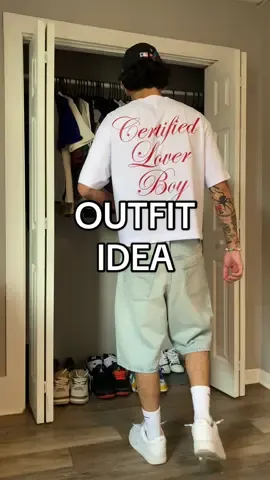 Esta camiseta de certified lover boy es unica 😮‍💨 #streetwear #jorts #denim #drake #certifiedloverboy #outfit #grwm #OOTD #inspo #fyp #colombia #moda #accesories #fashion #clothes 