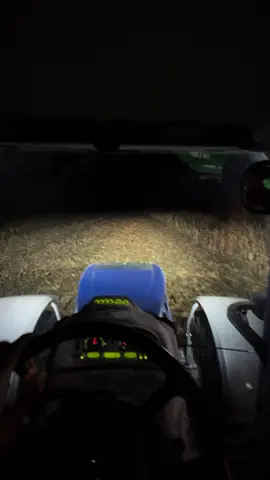 Turno noche 🤩 #maiz #agro #campoargentino🌱🌾🌻🐮🐂 #noche #cosecha #fup #jhondeere #paratii #newholland #akron #alochi 