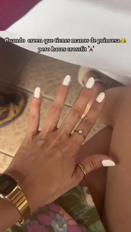 Cuando creen que tienes manos de princesa pero haces crossfit 🏋🏼‍♀️💪🏻 #crossfit #crossfitgirl #ejercito #healthylifestyle #fitnessmotivation #fitnesstiktok #nutrition #healthcare #Fitness 