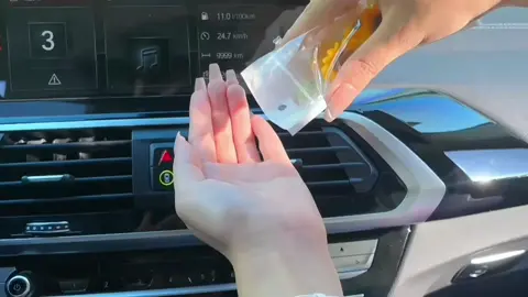 Những bông hoa hướng dương xinh đẹp và chữa lành trông thật tuyệt khi được đặt trong xe hơi, văn phòng hoặc trên máy tính!! #hoahuongduong #dotrangtrixeoto #tienich #thietthuc #jizonguyen 