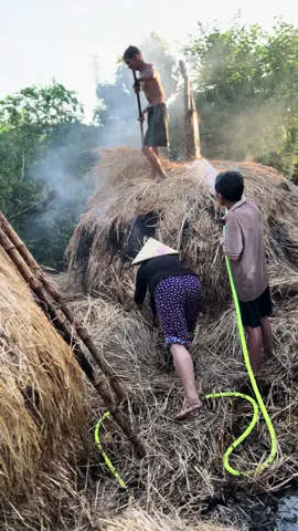 Nghỉ hè e về quê chơi e buồn e đốt đống rơm