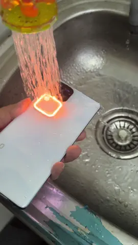 Mari kita lihat prestasi kalis air dan kalis calar v30Pro!😯🫠 Take nice portrait easily with the exclusive Studio Quality Aura Light of our V30! It is also equipped with 5000mAh Battery with 80W Flash Charge, you don't have to worry about battery problems anymore with it! #vivoMalaysia #vivoV30 #V30AuraLight #V30BigBattery #80W #vivo #vivo #热门 #推荐 #fly #share #mobie #recommendations #goodproduct #hot #popular #V30eauralightportrait #vivov30 