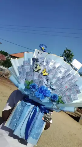 Buket uang ringgit ada 50 lembar spesial wedding.