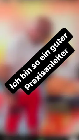 Moderne Medizinprodukte sind so gestaltet, dass sie im Rettungsdienst einfach zu bedienen sind, um in Notfällen Fehler zu minimieren. 🚑 Notfallsanitäter arbeiten oft unter immensem Druck und müssen in Sekundenschnelle lebensrettende Entscheidungen treffen. Deshalb sind viele Geräte, wie automatische externe Defibrillatoren (AEDs), Infusionspumpen und Beatmungsgeräte, mit intuitiven Benutzeroberflächen ausgestattet, die durch klare Anweisungen und visuelle Hilfen unterstützen. ⚕️ AEDs beispielsweise verfügen über sprachgeführte Anweisungen und automatische Rhythmusanalyse, wodurch auch weniger erfahrene Ersthelfer effektiv handeln können. Infusionspumpen sind oft voreingestellt und ermöglichen schnelle Anpassungen, um Zeit zu sparen und die Genauigkeit zu erhöhen. Beatmungsgeräte bieten voreingestellte Modi, die auf die Bedürfnisse des Patienten abgestimmt sind und den Notfallsanitäter entlasten. 💉 Ein weiteres Beispiel sind supraglottische Atemwegshilfen wie der Larynxtubus oder die i-gel Maske. Diese Geräte sind so konzipiert, dass sie schnell und sicher eingesetzt werden können, um die Atemwege zu sichern, ohne dass eine umfangreiche Ausbildung notwendig ist. 🫁 Durch ihre benutzerfreundliche Handhabung und das reduzierte Risiko von Komplikationen tragen sie dazu bei, dass Notfallsanitäter in kritischen Situationen effizient und sicher agieren können. Diese benutzerfreundlichen Designs tragen maßgeblich dazu bei, dass Notfallsanitäter ihre Aufgaben effizient und sicher erledigen können. Durch die Reduktion der Komplexität können Fehler vermieden und die Patientensicherheit erheblich erhöht werden. Im hektischen Umfeld des Rettungsdienstes sind solche durchdachten Produkte unverzichtbar und retten Leben. 💪 #fun #notfallsanitäter #notfallsanitäterin #praxisanleiter #rettungsdienst #praxisanleiter #rettungssanitäter #rettungssanitäterin #112 #praktikant #paramedic #nomobbing 