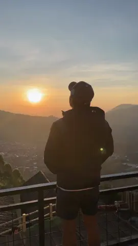 Tidak ada janji yang pasti selain matahari yang terbit setiap hari #sunrise #dieng #mountain 