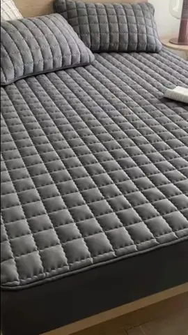 #JoinTheFlipSide  Protetor de Colchão 100% Impermeavel com Elastico em Toda Volta  NÃO ACOMPANHA AS FRONHAS Matelado Ultrassonico Dimensões no Solteiro: 1,88 m x 88 cm x 25 cm de altura Dimensões no Casal: 1,88 m x 1,38 m x 0,30 cm de altura Dimensões no Queen: 1,98m x 1,58m x 30 cm de altura Dimensões no King: 1,93 m x 2,03 m x 30 cm de altura Composição:  Tecido superior: Microfibra 100% poliéster com ótimo toque; Manta 100% Acrílica; 1 ° Forro 100% polipropileno; 2 ° Forro plástico impermeável 50% polipropileno 50% polietileno. Impermeável; Matelado Ultrassônico (Sem Linhas); Modelo SLIP (Protege também as laterais do colchão); Contorno com elástico em toda volta para melhor fixar no colchão Anti-Alérgico; Anti-Ácaro; Anti-Fungo; Anti-Mofo. PODE SER LAVADO NA MÁQUINA. FOTO MERAMENTE ILUSTRATIVA. comente eu quero para receber o link 