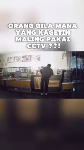 Kejahatan itu bisa di cegah sebelum terjadi loh ! jangan sampai kamu rugi duluan karena terlanjur kemalingan ! 🥷⚔ Cara untuk mencegah maling bisa dengan kagetin maling dengan CCTV yang otomatis menyalakan lampu LED dan suara alarm saat mendeteksi manusia. ❤️‍🔥✨ CCTV seperti ini  cocok kamu pasang di area gelap seperti halaman rumah , kantor , gudang , ataupun taman. 🥰 Di jamin area kamu aman maksimal !🔥🥰