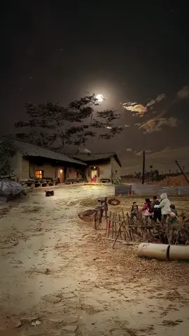 I wish I could wake up and return to my childhood. My parents are still young, my grandparents are still alive, and everything is still the same as before#HomesicknessMemories #ChildhoodMemories #RuralLife