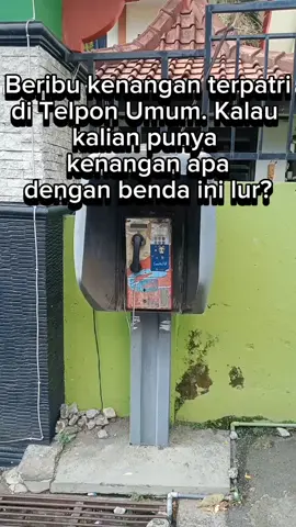 Generasi tahun 90an sudah tak asing lagi dengan benda ini, Telpon Umum, ya g dulu banyak di jumpai di lokasi strategi. Dengan memasukkan uang koin kita sudah bisa berkomunikasi. Tapi kini, Telpon Umum tersingkirkan oleh HP yang hampir semua orang punya. Telpon Umumpun menghilang dari tepi jalan. Tapi masih ada satu dua,salah satunya di depan SMP 5 Semarang. Kalian punya kenangan apa lurr dengan benda ini? #jadul #kuno #semarang #semarangstory #infosemarang #telkom #CapCut 