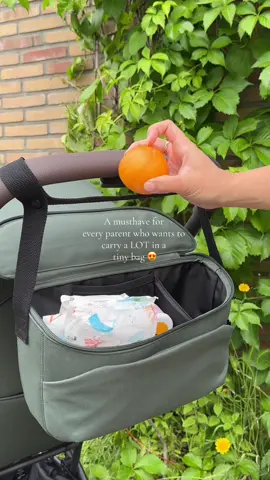 Tiny bag, plenty of space! Hello, Joolz organiser… 😍 #parenthack #organiser #parenthood #stroller #accessory #bag #musthave #minibag #compact #handy 