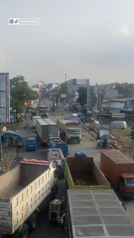 Lalulintas sore hari ini dari Arah Cileungsi menuju Klapanunggal masih di berlakukan sistem buka tutup jalan dikarenakan ada perbaikan Jalan Raya Narogong.  ##infocileungsiid #cileungsiviral #infocileungsi #bogor #cibubur #jonggol #cariu #cileungsihits #gunungputri #bogorhits #jakarta #cileungsi #klapanunggal #wanaherang 