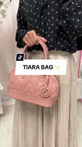 Siapa yang akhir-akhir ini lagi banyak kondangan? Bingung mau pake tas apa? Tenang sister, ada Tiara Bag by Hody nih! Desainnya elegant dan banyak pilihan warnanya. Cocok banget dipakai untuk daily bag sampai ke acara pernikahan ✨😍 #hody #hodybag #taswanita #WIBGAJIAN #rekomendasitas #ranselwanita #tasperempuan