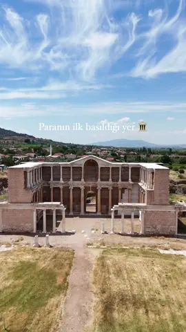 Paranın ilk basıldığı yerin Türkiye’de olduğunu biliyor muydunuz? ✨ Burası Lidya’nın efsanevi başkenti Sardes! 🏛️ Manisa’nın Salihli ilçesinin Sart beldesinde bulunan Sardes Antik Kenti (Sardis), antik çağlarda Lidya Devleti’ne başkentlik yapmış. UNESCO geçici miras listesinde de yer alan, tarihte ilk paranın basıldığı Lidya’nın başkenti Sardes Ülkemiz için çok önemli bir kültürel değer. 🏛️ Mutlaka ziyaret etmeniz gereken yerlerden. ✨