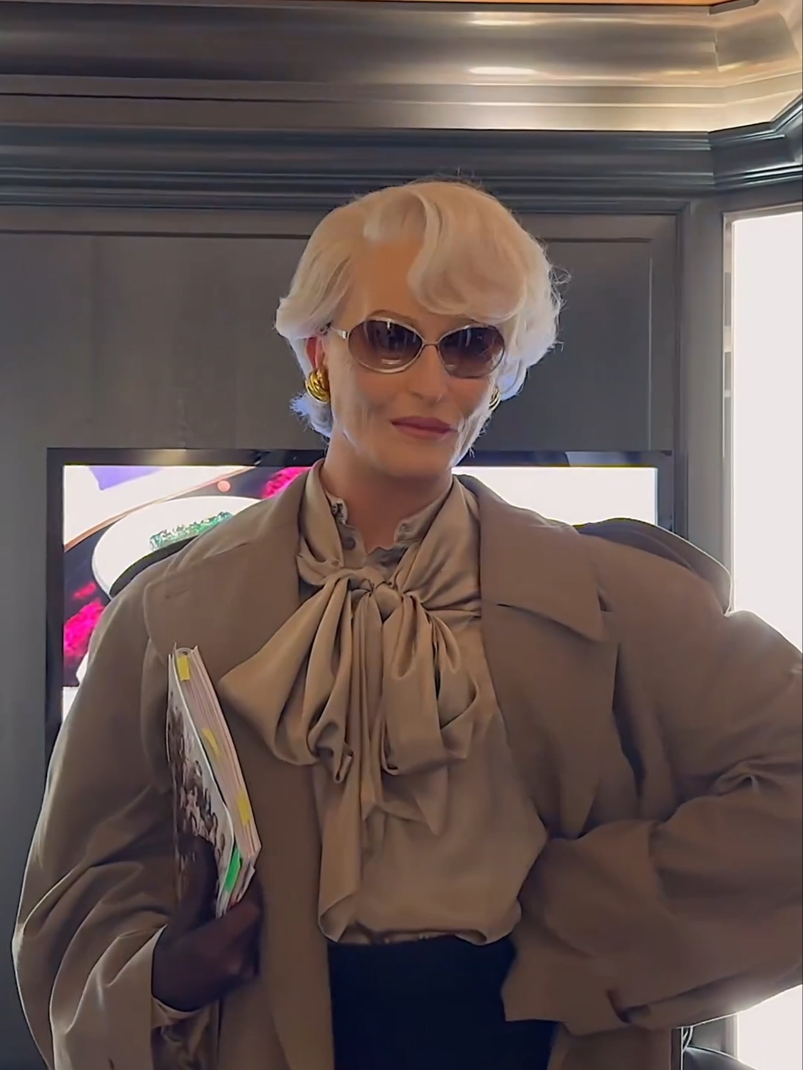 Miranda Priestly s'invite au défilé Balenciaga... ou presque ! La drag queen Alexis Stone s'est transformé en une Meryl Streep plus vraie que nature pour la Fashion Week haute couture !