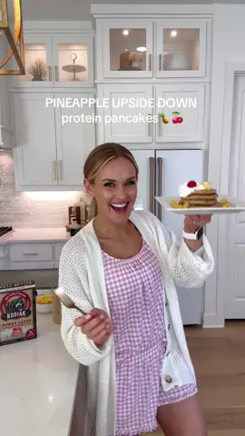PINEAPPLE UPSIDE DOWN protein pancakes 🍍🍒 @KodiakCakes is a staple in our house to add more protein to fuel us for busy days! I love making these plain, or adding fun toppings to the mix. This one is perfect for family brunches and special occasions! #easytoddlermeal #proteinbreakfast #KodiakPartner #KodiakPowerCakes #pineappleupsidedown #bruchidea 