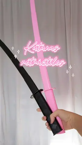 Katanas de plástico retráctiles 🫶🏻 🎀 Disponibles en color rosa y negro. ✅ Precio 12$.  💟 Disponibilidad inmediata (consultar existencia ya que tenemos pocas unidades disponibles).  ¡Tenemos envío gratis a todo el país por compras mayores 5$ 🇻🇪 a través de Mercado libre! 🩷 Ingresa a nuestro perfil si deseas ver todos los accesorios para tus cosplays que tenemos disponibles para ti. #accesorioscosplay #cosplayvenezuela #cosplayervenezuela 