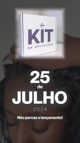 🔥Reserva com 𝟏𝟑% 𝐎𝐅𝐅 na tua pré-encomenda 😍 (desconto válido apenas para pré-encomendas).  Prepara-te para experienciares o AUGE do conforto, beleza e, principalmente, segurança na tua wig! — 𝐎 𝐪𝐮𝐞 𝐢𝐧𝐜𝐥𝐮𝐢 𝐊𝐢𝐭? 💧 𝐈𝐍𝐓𝐀𝐂𝐓𝐀 É uma cola segura, ultra-forte com uma resistência incrível permitindo que a aplicação dure várias semanas! À prova de água, suor, vento & calor! 💧 𝐀𝐏𝐋𝐈𝐂𝐀𝐃𝐎𝐑 Pequena espátula designada para te facilitar na distribuição da cola, garantindo-te camadas finas! 💧 𝐌𝐄𝐋𝐓𝐈𝐍𝐆 𝐒𝐏𝐑𝐀𝐘 Um essencial em todas as aplicações! É um spray de alta fixação que deixa a tua lace menos visível, 5x mais realista e dá-te um EXTRA reforço na lace! 💧 𝐅𝐈𝐓𝐀 𝐅𝐈𝐗𝐀𝐃𝐎𝐑𝐀 O seu material rígido e flexível estabelece uma distribuição de pressão perfeita sobre todo o perímetro da zona a ser colado para que não te escape nada! 💧𝐄𝐒𝐂𝐎𝐕𝐀 𝐁𝐀𝐁𝐘 𝐇𝐀𝐈𝐑𝐒 Pequena mas com grande uso! Esta escova de baby hairs é composta pelo lado pente e lado escovinha. Assim podes optar pelo look mais definido ou mais fluffy para um aspecto natural na tua lace. 💧 𝐑𝐄𝐌𝐎𝐕𝐄𝐃𝐎𝐑 Aqui para te garantir uma remoção fácil, rápida e segura! Com apenas umas borrifadas, a tua lace levanta em segundos e preservas o teu cabelo natural da frente! Além da sua agradável fragrância, é inbutido com óleos essenciais ao estimulo do crescimento e saúde capilar. 💧 𝐓𝐎𝐔𝐂𝐀 𝐃𝐄 𝐂𝐄𝐓𝐈𝐌 Feita de um material muito amigável ao cabelo da tua wig e é super leve para o máximo conforto ao dormir. Como se não bastasse, é composta por uma fita à frente que se prolonga dos dois lados, para assim não só preservares a duração e aparência da lace na parte da frente mas também ajustares a intensidade com que apertas a touca ao teu gosto! Pronta para estares INTACTA? ✨ 🛍️ Pré-encomendas com 13% de desconto já disponíveis no site — [clicar no link na bio & selecionar o primeiro botão].  ___ . . . . . . . #themoonlightcabelo #colaintacta #coladeperucas #aplicaçãodeperuca #perucashumanas #lacerealista #perucaslisboa #wighairstylist #cabelosdeverão #palops #portugal #blackgirlexcellence #salaodeperucas 