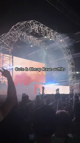 Rave girls dont gatekeep 🤭😉 #fyp #rave #tenerife #nrg #techno #holiday #outfit #raveoutfit 