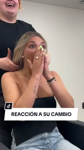 El otro día nos visitó Mireia y le hicimos un cambio de look mediante unas Balayage y esta fue su reacción al verse 😍 #balayage #blondebalayage #blondehair #balayagehair #balayageexpert #hairstyle #blondehighlights #balayagehair  #peluqueria #peluqueriabarcelona #balayagebarcelona #blondehairstyle #hairtransformation #beauty #fashion #peluqueros #hairchange #balayagerubio #hairgoals #transformaciondecabello #cambiodelook #Hairlnspo #haircolor 