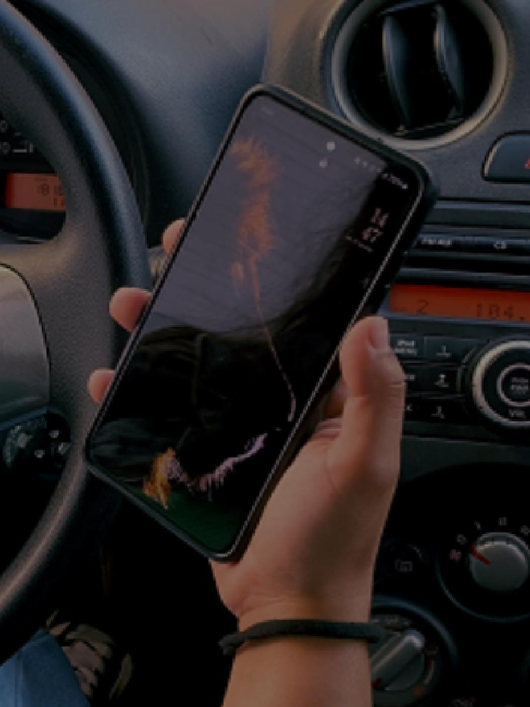O celular pode esperar. A segurança é prioridade durante o trânsito! Além de dirigir com 100% de atenção, proteger seu veículo com a Loma é a melhor forma de garantir sua tranquilidade e evitar prejuízos com o carro. Faça uma simulação grátis e tenha seu veículo protegido em poucos minutos. #proteçãoveiculardobrasil #celular #carro #moto #segurança
