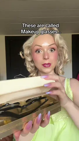 How they applied eye makeup 60 years ago!! 😲👀 