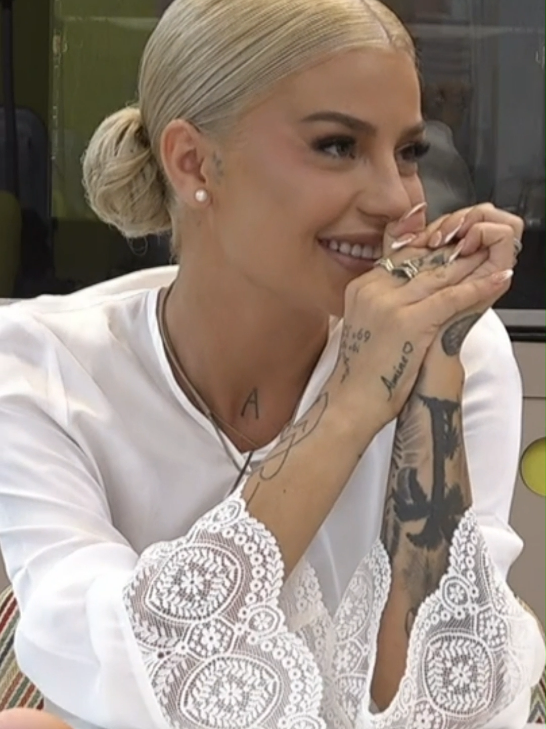 @iammarieta_ acude a ver a @gabriellahahlingagg  antes de su enlace... con las dos vestidas de blanco 😏 Puedes ver toda la conversación en #VecinosGala18 que ya tienes en #mitelePLUS #contenidosexclusivos #vecinos26j #reality #programas #marieta #gabriella #mediasetespaña