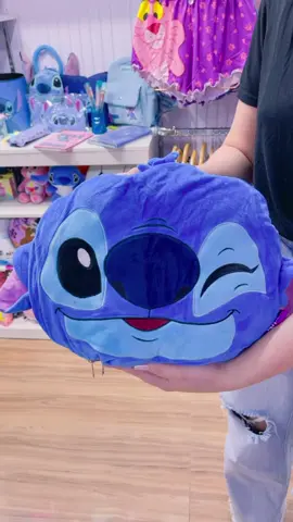 A almofada e manta 2 em 1 é versátil e funciona tanto como uma almofada decorativa quanto como uma manta aconchegante. Quando dobrada e fechada com o zíper, a manta se transforma em uma almofada compacta e fofa🩵 #stitch #almofadas #manta 