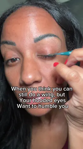 Reveal yourself my hooded eye pals… where you at?! 🙋🏽‍♀️👇🏾 #hoodedeyes credit to @SERINÉ. #Eyeliner #wingeyeliner #liquidliner #eyes #hoodedeyesmakeup #tutorial #matureskin #humor #fails #funny 
