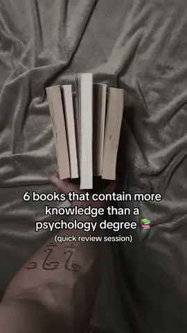 Which books would you add to the selection? Also if you want all my essential recommendations I created a FREE Reading Guidebook you can find through the link in my bio 🫶📚 #bookrecommendations #psychologybooks #darkpsychology