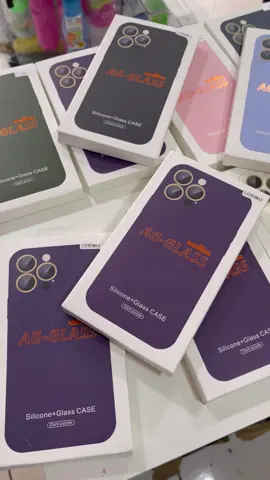 Case Ag Glass, material super resistente que imita a traseira do aparelho. Não é de vidro, portanto não quebra. Já vem com a proteção de câmera. Disponíveis em várias cores para iphones a partir do 11 😍✅ #case #iphone #protection #apple 