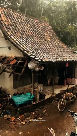 suasana hujan di kampung  #vibesdesa #vibes #suasanapedesaan #suasanadikampung #kampung #desa #nostalgia #nostalgia90an #fypdong #vibesjamandulu #didesa #masakecil #suasana #madura #vibessiang #vibeshujan #kampunghalaman #jamandulu #fyp #fypシ゚viral #masukberanda 