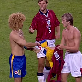 Han pasado 26 años desde este icónico momento 🇨🇴🇬🇧 Un joven inglés corre hacia el Pibe Valderrama y le pide su camiseta. Un joven jugador llamado David Beckham 🇬🇧 #seleccioncolombia #pibe #davidbeckham 