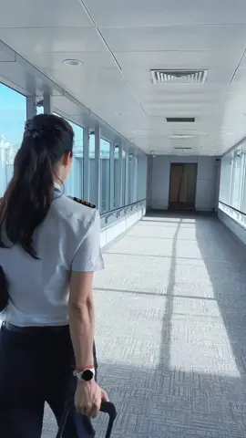 Let’s fly 🛫🇸🇬 #huynhlydongphuong #captain #femalepilot #vietnamairlines #fly #vietnam 