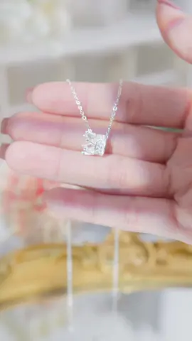 Bạn có biết vương miện được biểu trưng cho sự quyền lực, sự kiêu hãnh? Hãy cùng khám phá vẻ đẹp kiêu sa và sở hữu ngay cho mình mẫu dây chuyền vương miện cực xinh này nhà TLEE để có thể toả sáng rực rỡ nhé👑👑❤️❤️#tleejewelry #daychuyenbactlee #lactaybactlee #khuyentaibactlee #trangsucbac 
