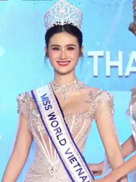 Khoảnh khắc đáng nhớ của Hoa Hậu Ý Nhi cùng thiết kế của JoliPoli 💗 #fyp #jolipolihautecouture #hoahauynhi #ynhi #missworldvietnam #missworld #phamdanganhthudesigner 