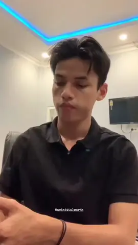 kira kira menurut kalian ini riaall or fakeee gaaiiss ?? jujur nontonnya semalem ikutan merinding sihhh ,ditambah merindingnya akunku disebut 🤣🤣🤏🏻gak ekspek tapi lucu pas Abang bulu tangannya pada bangun 😭tapi setiap Abang cerita horor tuh seru banget dengerinnya karena penjiwaannya tuh dapet banget ,ditambah cerita horor Abang tuh banyak pooll 😁 selamat menonton selama 7 menit 25 detik ,semoga ngga kena pelanggaran dari tiktok 😭🤌🏻 BTW MALEM INI MALEM JUMAT LOHHH AWAAS 🤣🤣✌🏻@Adzando Davema @zinitialwords  #CapCut #zinitialwords #adzandodavema  #fypsiang #hororstory #fakesituation⚠️ #fakebodyy⚠️ 