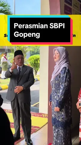 Merafak sembah & menjunjung kasih di atas perkenan DYMM Paduka Seri Sultan Perak Sultan Nazrin Muizzuddin Shah merasmikan Sekolah Berasrama Penuh Integrasi Gopeng pagi ini. Berangkat sama DYMM Raja Permaisuri Perak Tuanku Zara Salim. SBPI Gopeng ini telah memulakan operasinya sejak tahun 2003 dengan kos pembinaan Rm30.4 juta serta menempatkan 590 pelajar. Ia adalah salah satu daripada 14 buah Sekolah Menengah Agama (SMKA) yang dinaiktaraf sebagai SBPI. Semoga dengan perasmian oleh DYMM Tuanku, institusi ini akan terus melahirkan insan-insan yang cemerlang bukan hanya dalam akademik, bahkan dalam sahsiah & juga agamanya. Insha-Allah.  Saya ucapkan selamat maju jaya buat para pelajar & guru-guru SBPI Gopeng.  Turut berangkat, DYTM Raja Muda Perak, Raja Jaafar Raja Muda Musa, DYTM Raja Puan Besar Perak, Raja Nazhatul Shima Idris Shah, dan DYAM Raja DiHilir Perak, Raja Iskandar Dzulkarnain Idris Shah. #PerakSejahtera2030  #MalaysiaMadani