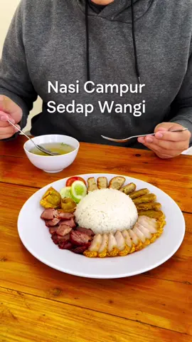 Rekomendasi Tempat makan NASI CAMPUR dan BAKMIE. 🍜 Wajib banget cobain nasi campur dan bakmienya Sedap Wangi. Tempatnya juga enak buat makan bareng-bareng sama keluarga. ————————— Nasi Campur Babi Bandung, Sedap Wangi 📍Jl. Windu No.17, Kota Bandung  🗓️Buka Setiap Hari  🕧07.00 - 21.00  📞0811204515 (WhatsApp) Available on GoFood, GrabFood, dan Maxim 🛵 #nasicampurbandung #babipanggang #babipanggangbandung #nasicampur #nasicampurbabi #kulinerbandung #nonhalal #makansiang #jajananbandung #makananbandung #infobandung #hainan #samcan #sedapwangi