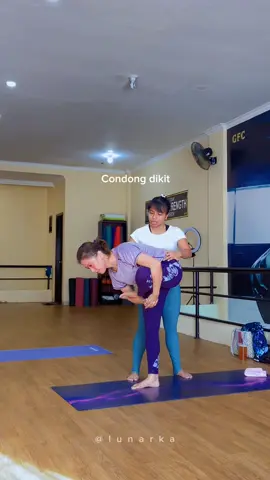 Hands on adjustment ✨  Morning yoga #yogabalikpapan #yoga #yogainstructor #standingbalance #morningyogaflow #standingtwist 