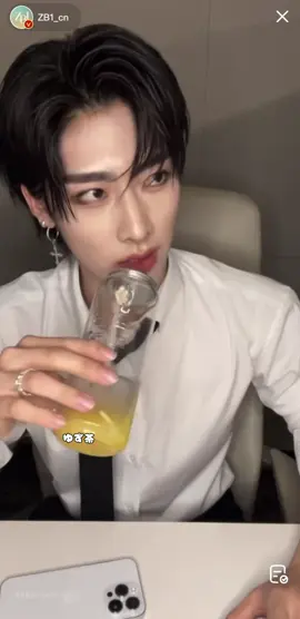 weibo和訳 ジャンハオが見えてニコニコになるリッキー🐼🐱#zerobaseone #zhanghao #ricky #章昊 #沈泉锐 