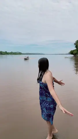 Berenang pas ada Speed lewat 👀 #fyp#beranda#putriduyung#mermaidtiktok#sungaikapuaspontianak#mermaidsungaikapuas#dayakviral#livedisungai#berenangdisungaibesar#berenangdisungaiseram#chrizthaanaksungai 