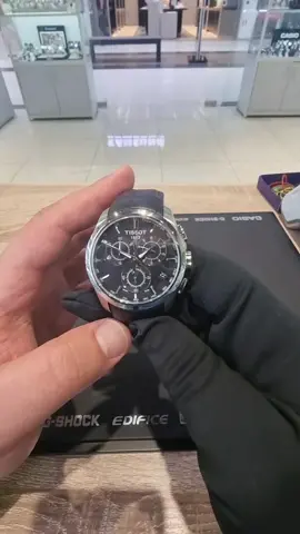 ціна  23869 Кварцовий чоловічий годинник Tissot Couturier Chronograph T035.617.11.051.00 з колекції T-CLASSIC - стильний хронограф виконаний в класичному стилі і має характер унікальних речей, які створюються за індивідуальним замовленням. Швейцарський годинник відомого бренду — це вишуканий стиль зі знаком якості. Відмінний вибір, для тих, хто цінує кожну хвилину. Сріблясті індекси гармоніюють з чорним циферблатом з функцією дати. Сталевий корпус закріплений масивним браслетом з гіпоалергенної нержавіючої сталі з застібкою у вигляді метелика з кнопками. Одна з особливостей — наявність тахіметра. Це шкала для визначення швидкості на підставі часу в дорозі. Годинник має водонепроникність 10 Bar і комплектується сапфіровим склом. Компанія Tissot надає на годинник 2 роки міжнародної гарантії